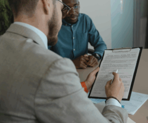 préstamo de coche leyendo el contrato