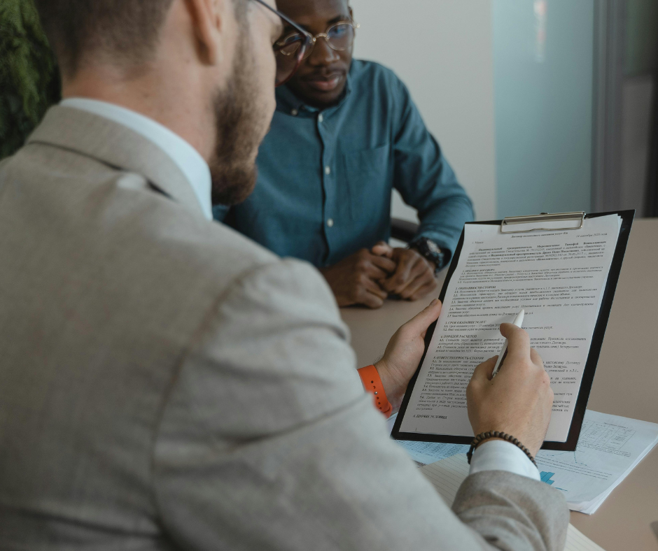 préstamo de coche leyendo el contrato